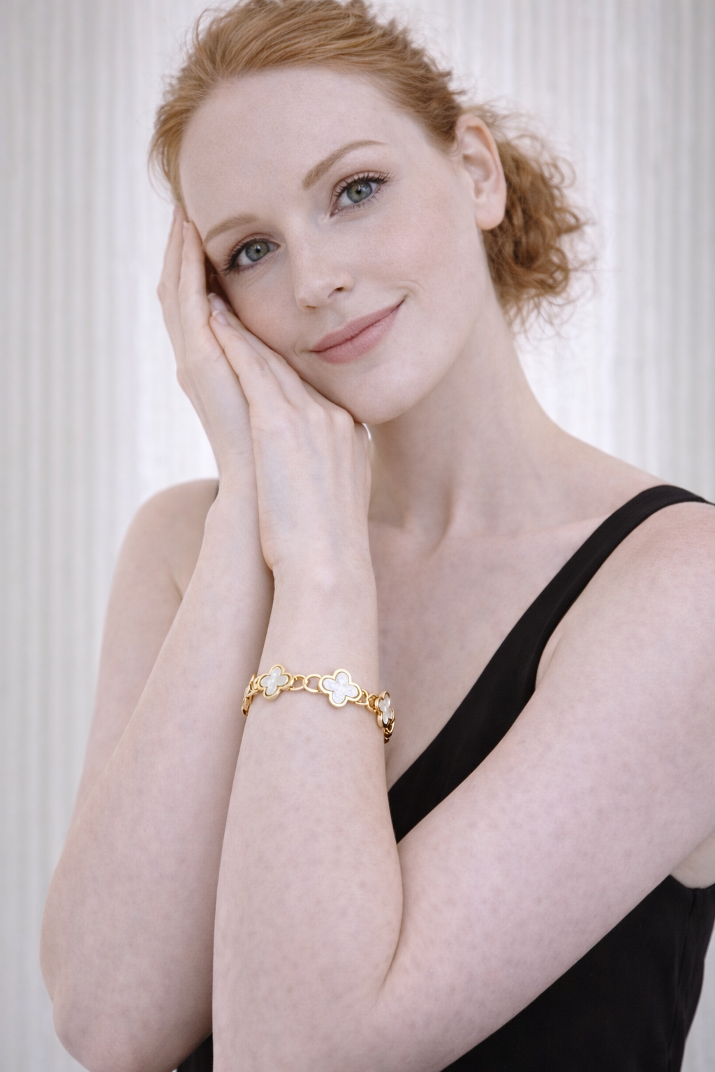 Gold Plated Anti Tarnish Stainless Steel Floating Clover Bangle